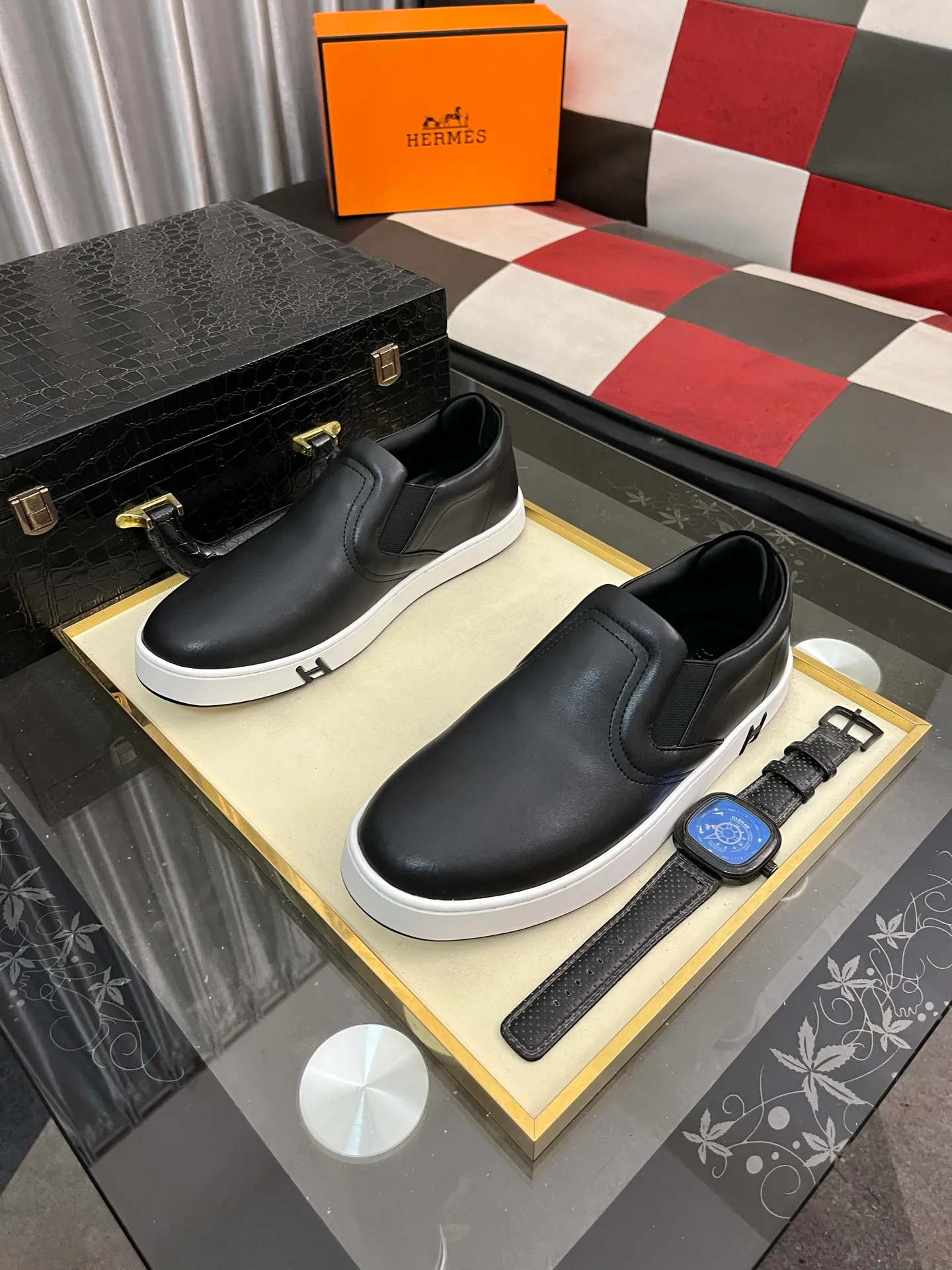 Men's Men's Shoes💰458⌚️⌚️HERMES/Hermès Hugo sneakers are casual men's shoes. These sneakers are made of imported first-layer cowhide leather and breathable mesh design. The contrasting color design creates a dynamic and modern shape. The front end of the toe is decorated with natural-color rubber inlays, making it novel and fashionable. The texture is incomparable, with cowhide lining and cowhide foot pads, the upper foot is comfortable and breathable, and the rubber sole is decorated with geometric patterns and iconic "H" details. A very personal one! Size: 38-44
